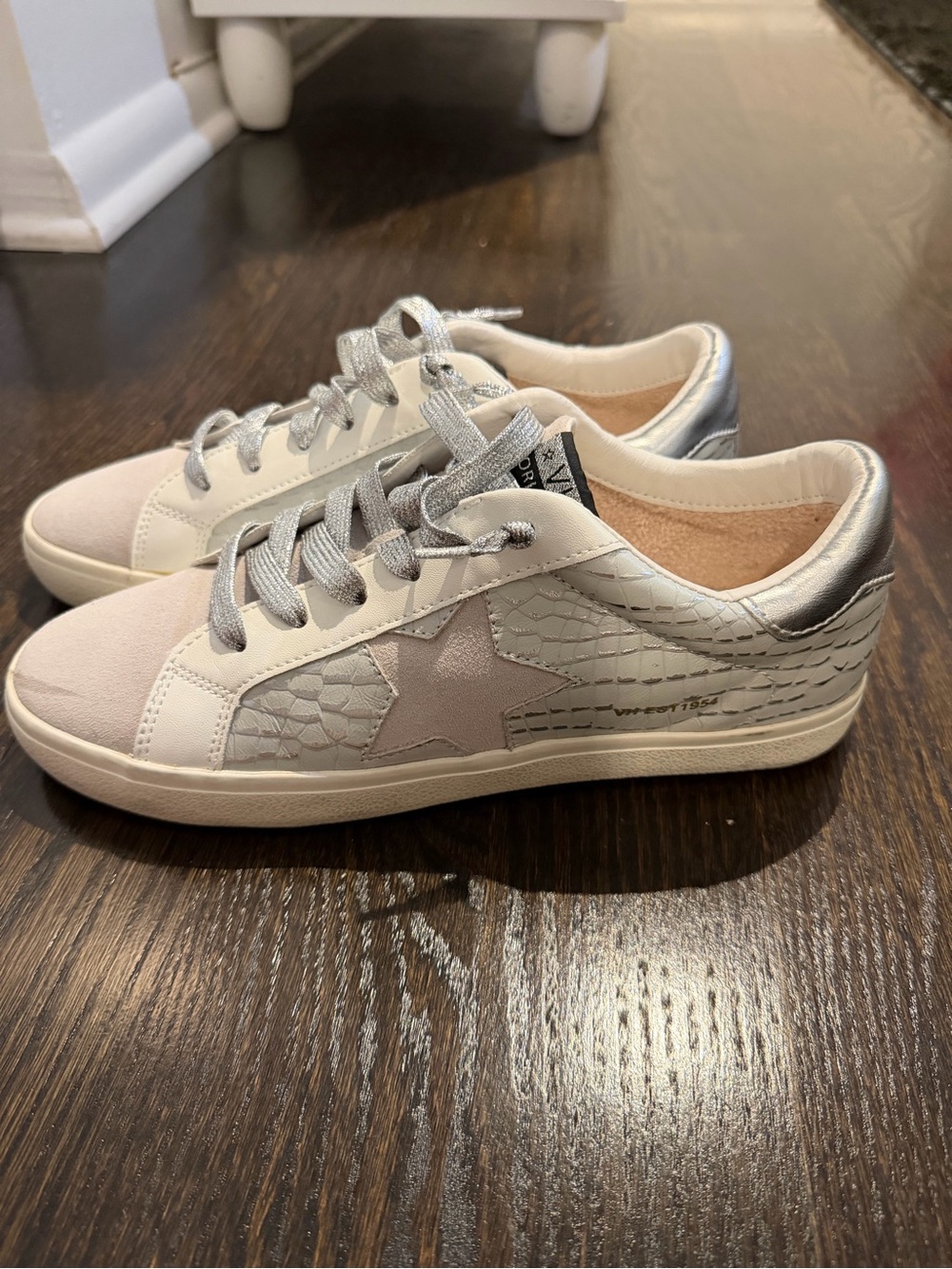 New Vintage Havana Women's Casual Star Accent Sneakers in Silver and Cream